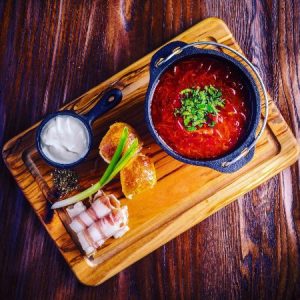 Борщ по-советски с салом и сметаной