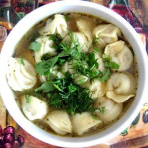 Пельмени с бульоном и зеленью